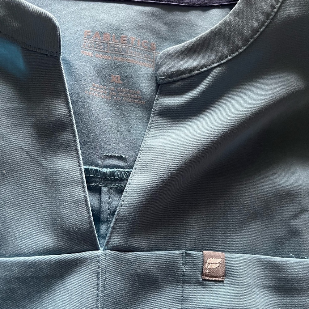 Fabletics Light Blue Scrub Top- wave- XL - Picture 2 of 2